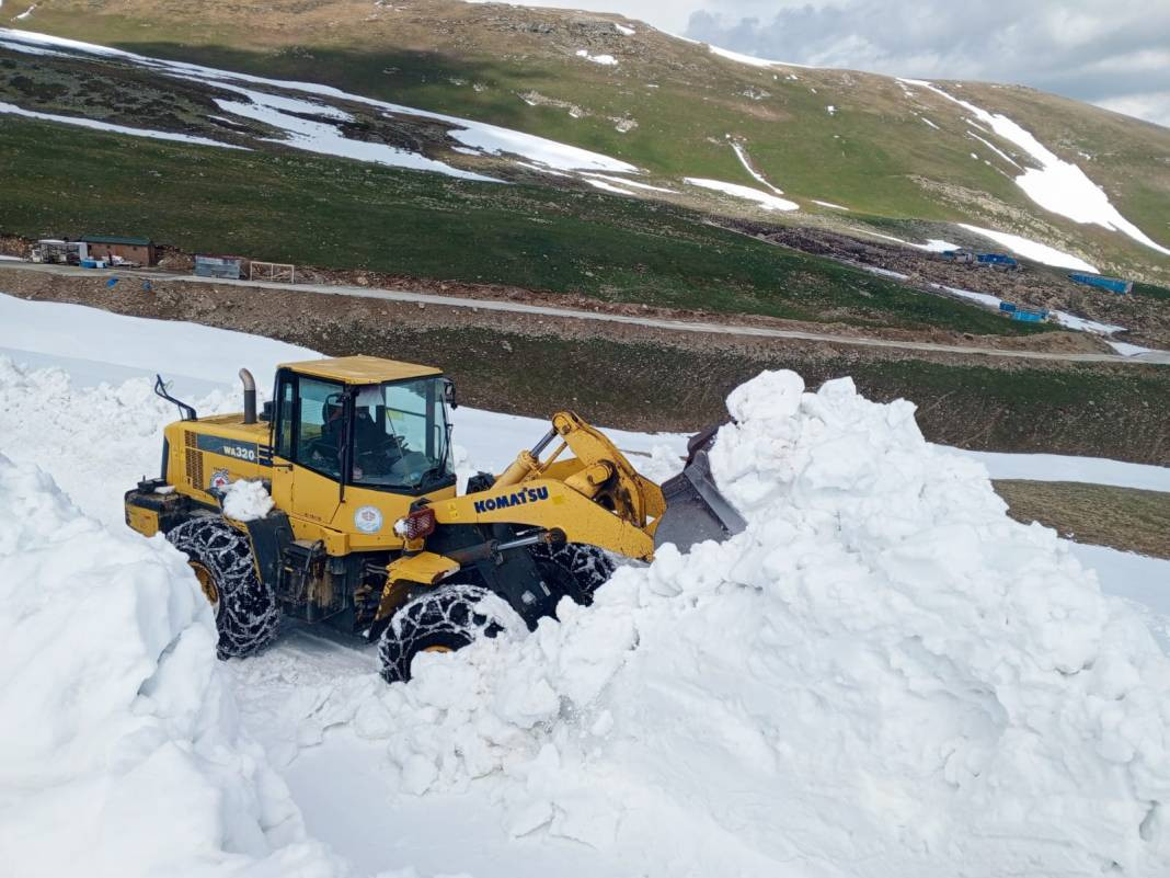 Mayıs ayının ortasında karla mücadele sürüyor - Resim: 20